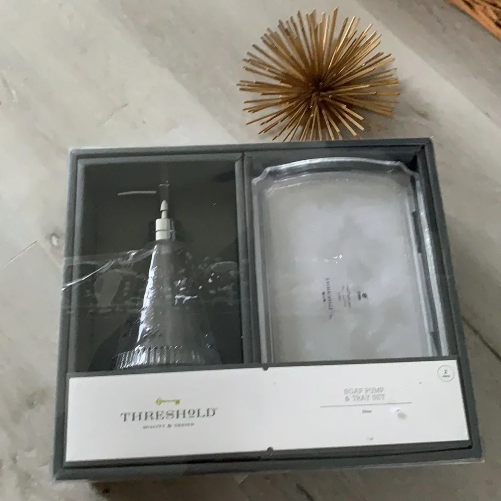 THRESHOLD Soap pump Glass Tumbler Soap tray clear‎ NIB bathroom accessories